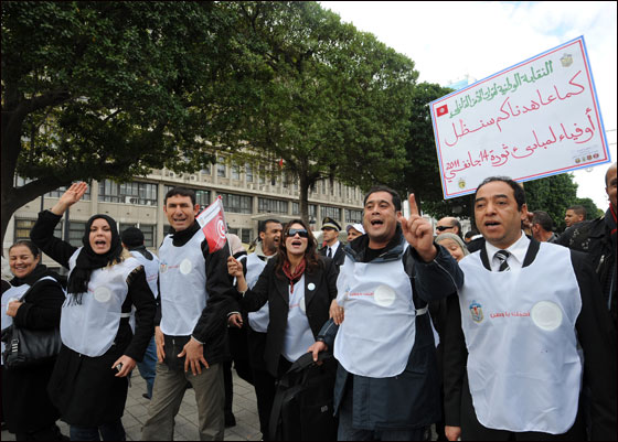 تونس: اشتباكات بين الشرطة ومحتجين يطالبون بثورة جديدة!! صورة رقم 16