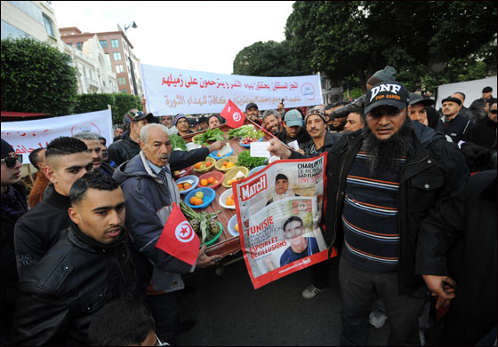 تونس: اشتباكات بين الشرطة ومحتجين يطالبون بثورة جديدة!! صورة رقم 18