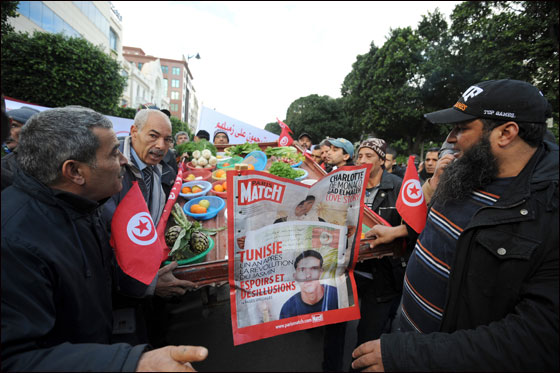 تونس: اشتباكات بين الشرطة ومحتجين يطالبون بثورة جديدة!! صورة رقم 19