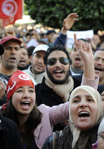 تونس: اشتباكات بين الشرطة ومحتجين يطالبون بثورة جديدة!! صورة رقم 1