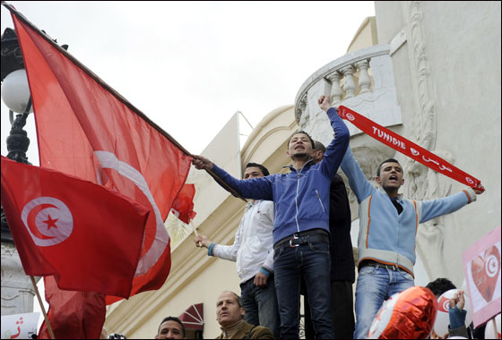 تونس: اشتباكات بين الشرطة ومحتجين يطالبون بثورة جديدة!! صورة رقم 24