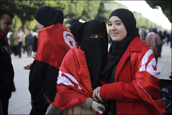 تونس: اشتباكات بين الشرطة ومحتجين يطالبون بثورة جديدة!! صورة رقم 26