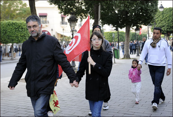 تونس: اشتباكات بين الشرطة ومحتجين يطالبون بثورة جديدة!! صورة رقم 27