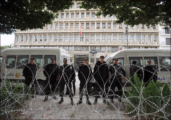 تونس: اشتباكات بين الشرطة ومحتجين يطالبون بثورة جديدة!! صورة رقم 29