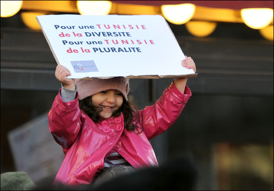 تونس: اشتباكات بين الشرطة ومحتجين يطالبون بثورة جديدة!! صورة رقم 30