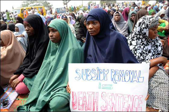 الرئيس النيجيري: سيتم خفض اسعار البنزين إلى 0.60 دولار للتر   صورة رقم 2