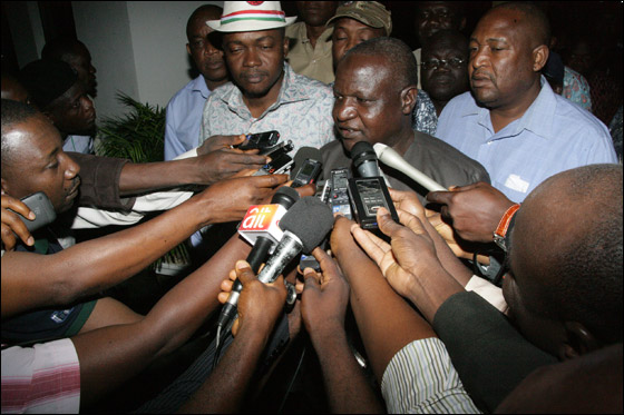 الرئيس النيجيري: سيتم خفض اسعار البنزين إلى 0.60 دولار للتر   صورة رقم 5