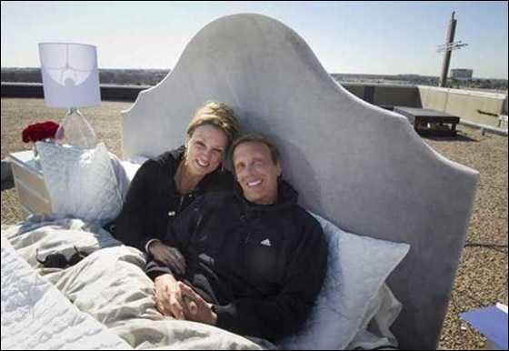 قس وزوجته يضعان سريرهما على سطح كنيسة للتشجيع على النوع! صورة رقم 2