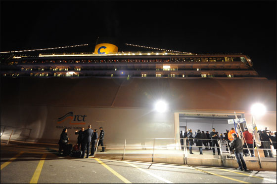 تلاشي الآمال للعثور على مزيد من الناجين لركاب 