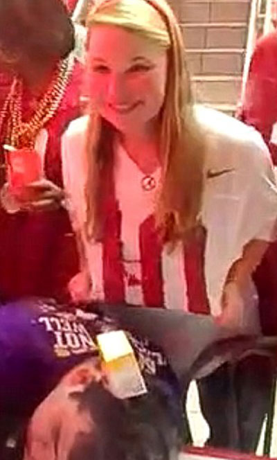 مجموعة طلبة يعتدون بشكل فاحش على شاب فاقد الوعي بمطعم امريكي!  صورة رقم 4