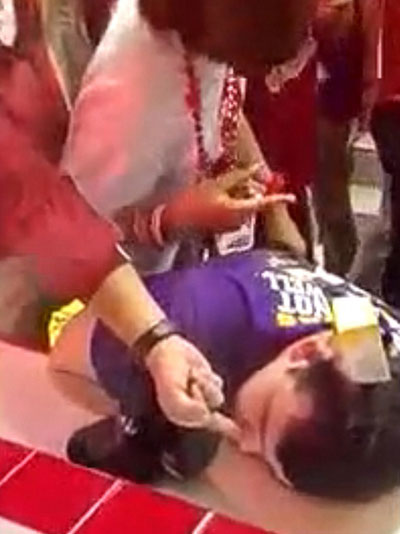 مجموعة طلبة يعتدون بشكل فاحش على شاب فاقد الوعي بمطعم امريكي!  صورة رقم 1