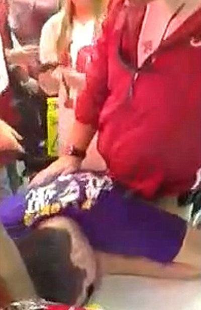 مجموعة طلبة يعتدون بشكل فاحش على شاب فاقد الوعي بمطعم امريكي!  صورة رقم 7