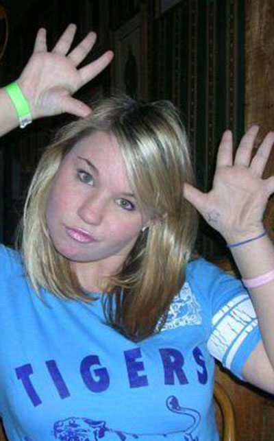 مجموعة طلبة يعتدون بشكل فاحش على شاب فاقد الوعي بمطعم امريكي!  صورة رقم 2