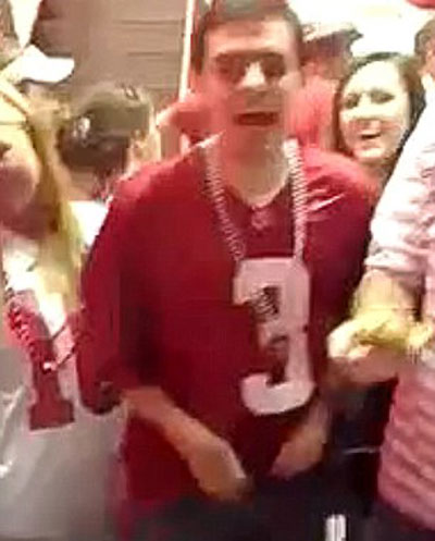 مجموعة طلبة يعتدون بشكل فاحش على شاب فاقد الوعي بمطعم امريكي!  صورة رقم 3