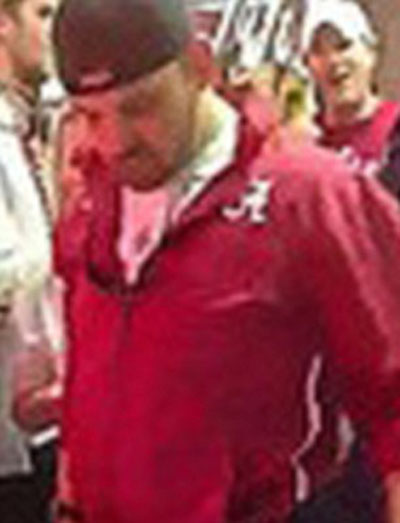 مجموعة طلبة يعتدون بشكل فاحش على شاب فاقد الوعي بمطعم امريكي!  صورة رقم 6