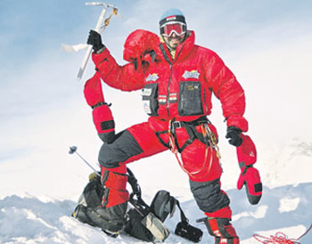 مغامر مصري ينجح بتسلق قمة جبل درجة حرارته 40- صورة رقم 1