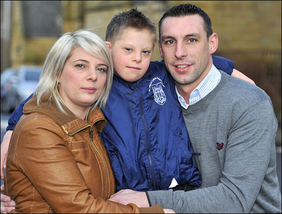 كنيسة تمنع طفل 