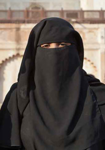 5 تونسيات يبدان بالاضراب عن الطعام لسماح النقاب في الجامعات صورة رقم 1