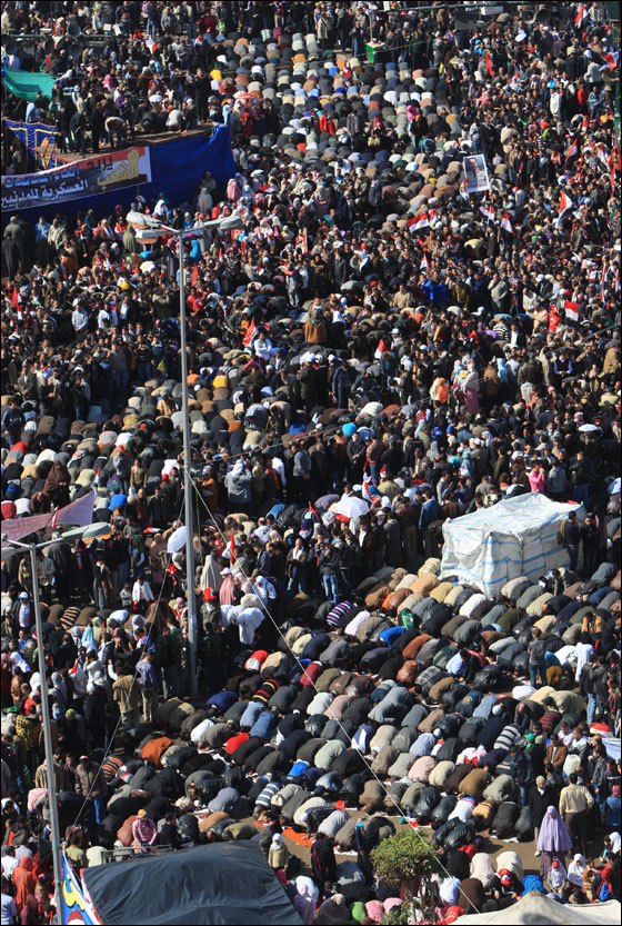 احياء ذكرى الثورة بمصر والمطالبة باستكمال العدالة الاجتماعية صورة رقم 18 احياء ذكرى الثورة بمصر والمطالبة باستكمال العدالة الاجتماعية صورة رقم 18