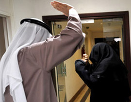 اعتدى بالضرب على زوجاته الاربع وطلق 3 منهن! صورة رقم 1