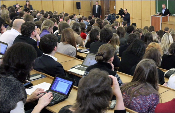 طالب روسي يسأل مدفيدف: هل أنت مستعد للموت مثل صدام؟  صورة رقم 2