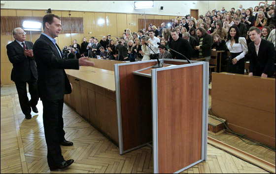 طالب روسي يسأل مدفيدف: هل أنت مستعد للموت مثل صدام؟  صورة رقم 3