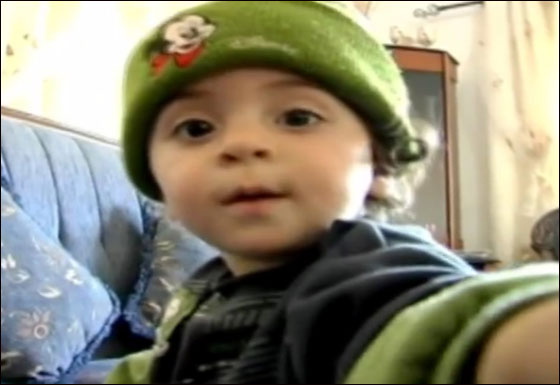 الطفل الشجاع: اكل رأس الافعى وقتلها ولم يصب باذى!  صورة رقم 2