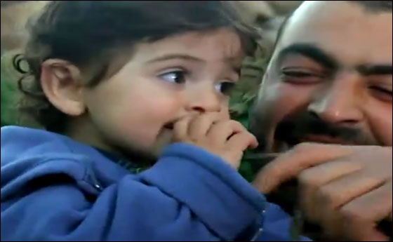 الطفل الشجاع: اكل رأس الافعى وقتلها ولم يصب باذى!  صورة رقم 3