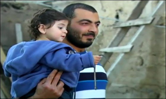 الطفل الشجاع: اكل رأس الافعى وقتلها ولم يصب باذى!  صورة رقم 1