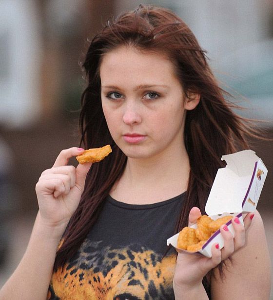 لم تأكل سوى قطع الدجاج والشيبس منذ 15عاما حتى انهارت  صورة رقم 3