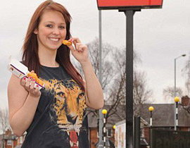 لم تأكل سوى قطع الدجاج والشيبس منذ 15عاما حتى انهارت  صورة رقم 1