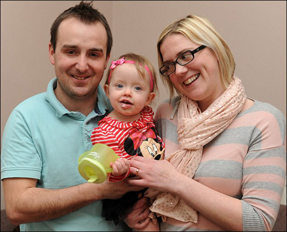 طفلة تبتسم لأول مرة بعد ازالة وحمة شوّهت وجهها!  صورة رقم 2