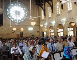 النور المقدس ينبعث من قبر يسوع في كنيسة القيامة بشكل مرئي! صورة رقم 1