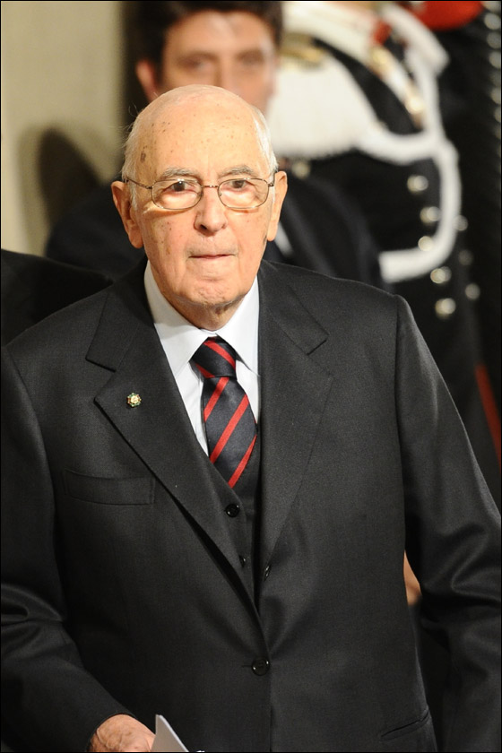 طلاب جامعة ايطالية يستقبلون الرئيس بالبيض! صورة رقم 1 طلاب جامعة ايطالية يستقبلون الرئيس بالبيض! صورة رقم 1