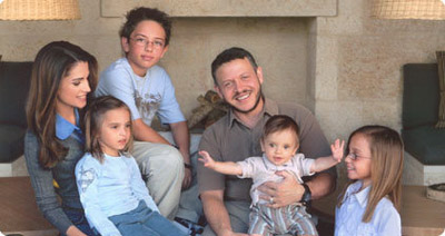 بالصور.. الملكة رانيا تلعب بالرمال والملك يحتفل بعيد نجله!  صورة رقم 3