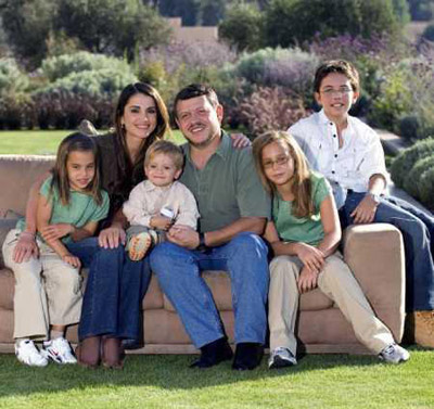 بالصور.. الملكة رانيا تلعب بالرمال والملك يحتفل بعيد نجله!  صورة رقم 4