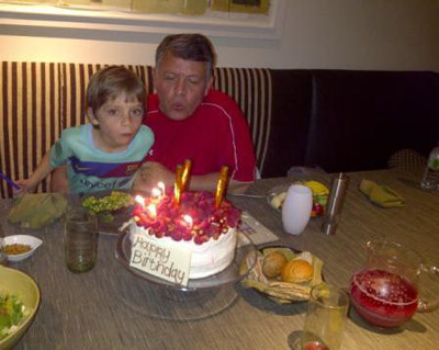 بالصور.. الملكة رانيا تلعب بالرمال والملك يحتفل بعيد نجله!  صورة رقم 1