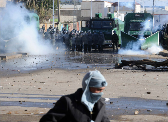 الجزائر: احتجاجات تضامنا مع شاب اضرم النار بنفسه! صورة رقم 9 الجزائر: احتجاجات تضامنا مع شاب اضرم النار بنفسه! صورة رقم 9