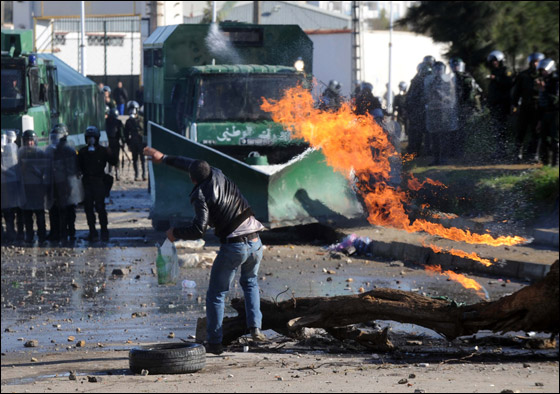 الجزائر: احتجاجات تضامنا مع شاب اضرم النار بنفسه! صورة رقم 10 الجزائر: احتجاجات تضامنا مع شاب اضرم النار بنفسه! صورة رقم 10