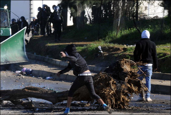 الجزائر: احتجاجات تضامنا مع شاب اضرم النار بنفسه! صورة رقم 2 الجزائر: احتجاجات تضامنا مع شاب اضرم النار بنفسه! صورة رقم 2