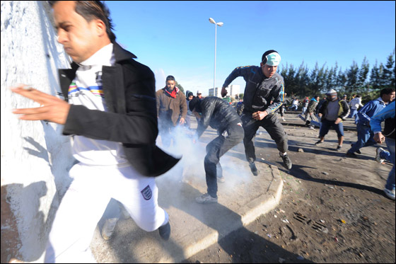 الجزائر: احتجاجات تضامنا مع شاب اضرم النار بنفسه! صورة رقم 4 الجزائر: احتجاجات تضامنا مع شاب اضرم النار بنفسه! صورة رقم 4