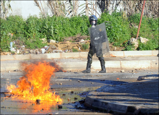 الجزائر: احتجاجات تضامنا مع شاب اضرم النار بنفسه! صورة رقم 7 الجزائر: احتجاجات تضامنا مع شاب اضرم النار بنفسه! صورة رقم 7