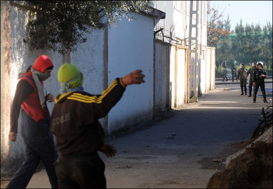 الجزائر: احتجاجات تضامنا مع شاب اضرم النار بنفسه! صورة رقم 5 الجزائر: احتجاجات تضامنا مع شاب اضرم النار بنفسه! صورة رقم 5