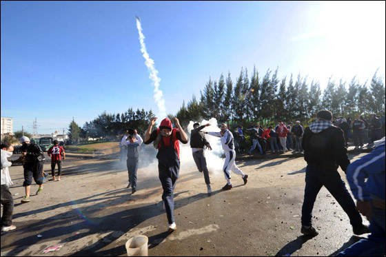 الجزائر: احتجاجات تضامنا مع شاب اضرم النار بنفسه! صورة رقم 6 الجزائر: احتجاجات تضامنا مع شاب اضرم النار بنفسه! صورة رقم 6