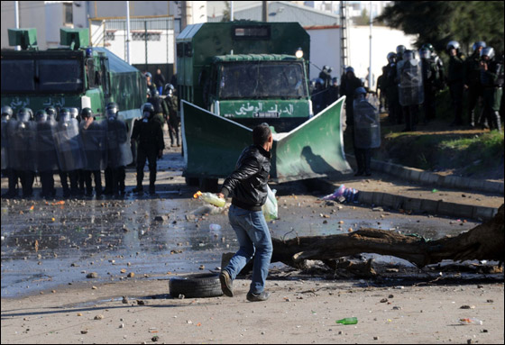 الجزائر: احتجاجات تضامنا مع شاب اضرم النار بنفسه! صورة رقم 3 الجزائر: احتجاجات تضامنا مع شاب اضرم النار بنفسه! صورة رقم 3