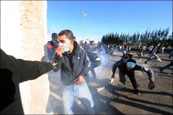 الجزائر: احتجاجات تضامنا مع شاب اضرم النار بنفسه! صورة رقم 1 الجزائر: احتجاجات تضامنا مع شاب اضرم النار بنفسه! صورة رقم 1