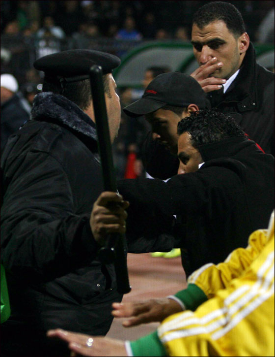 لجنة برلمانية مصرية تحمّل جهاز الامن مسؤولية مذبحة بورسعيد  صورة رقم 27