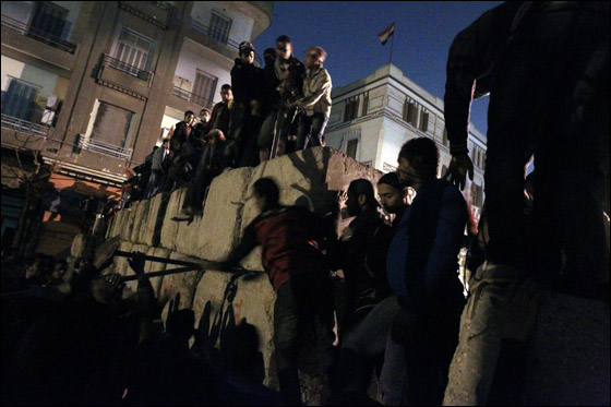 لجنة برلمانية مصرية تحمّل جهاز الامن مسؤولية مذبحة بورسعيد  صورة رقم 3