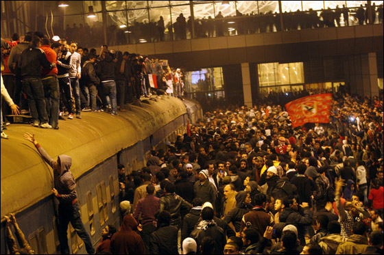 لجنة برلمانية مصرية تحمّل جهاز الامن مسؤولية مذبحة بورسعيد  صورة رقم 12