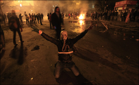 لجنة برلمانية مصرية تحمّل جهاز الامن مسؤولية مذبحة بورسعيد  صورة رقم 2